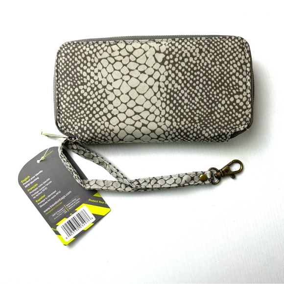 NEW Travelon Safe ID RFID Blocking Wallet - Picture 2 of 5